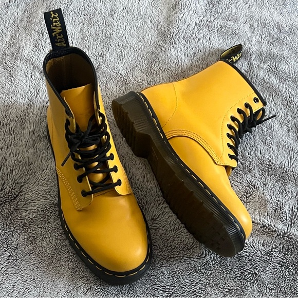 ✨ SOLD ✨ Dr. Martens | 1460 Smooth Leather Lace Up Boots - Picture 2 of 3